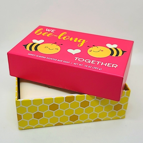 "We bee-long together" Honey Almond Scented Soap 283gr - Picture 3 of 3